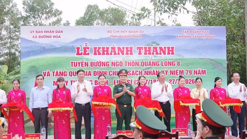 Các đại biểu cắt băng khánh thành tuyến đường ngõ thôn Quảng Long 8, xã Đường Hoa, Quảng Ninh.
