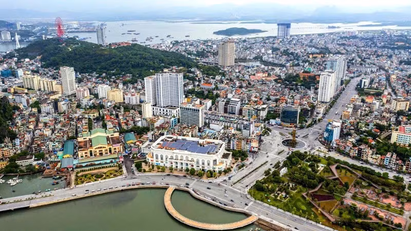 Toàn cảnh đô thị Quảng Ninh nhìn từ trên cao.