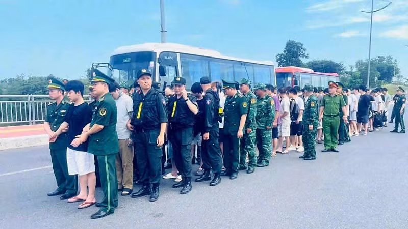 Lực lượng chức năng dẫn giải các đối tượng ra khu vực trao trả.