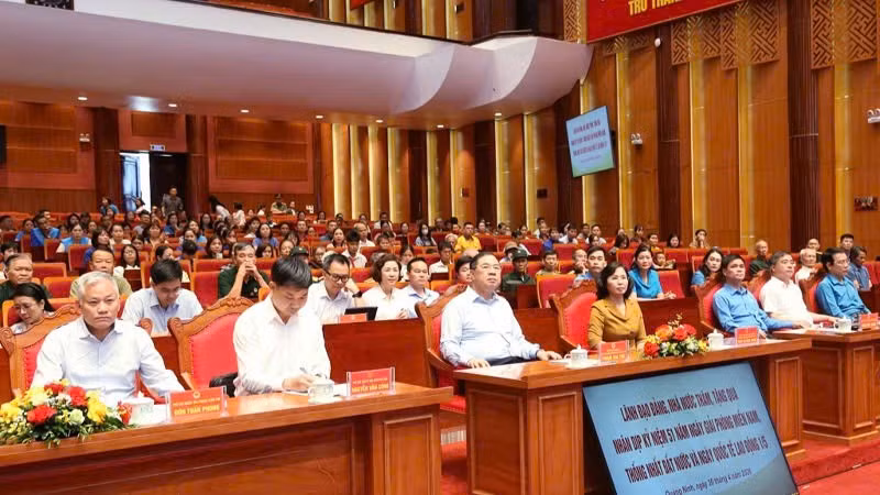 Phó Thủ tướng Thường trực Chính phủ Phạm Gia Túc và Đoàn công tác Trung ương tham dự Chương trình.