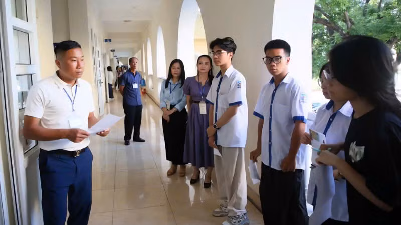 Các thí sinh làm thủ tục vào phòng thi.