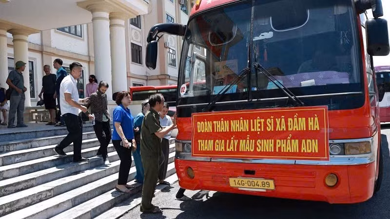 Xã Đầm Hà (Quảng Ninh) tổ chức, bố trí phương tiện đưa, đón thân nhân liệt sĩ đi lấy mẫu sinh phẩm ADN.