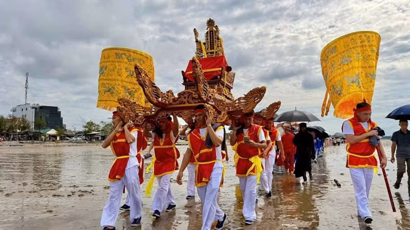 Lễ rước kiệu nghênh thần trong Lễ hội đình Trà Cổ.