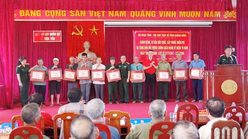 Bộ Chỉ huy quân sự tỉnh Quảng Ninh phối hợp Hội Chữ thập đỏ tỉnh trao quà cho các đối tượng chính sách trên địa bàn xã Tiên Yên.