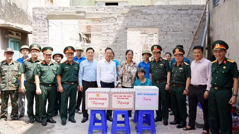 Trung tướng Nguyễn Đức Hưng cùng lãnh đạo tỉnh Quảng Ninh, Bộ Chỉ huy quân sự tỉnh và phường Cẩm Phả tặng những phần quà ý nghĩa tới gia đình bà Đỗ Thị Định.