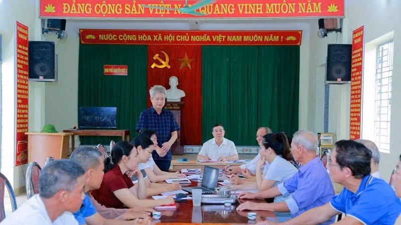 Buổi sinh hoạt chuyên đề tại Chi bộ khu phố Nguyễn Huệ 2, phường Đông Triều tuyên truyền, quán triệt chủ trương sắp xếp khu phố trên địa bàn. 