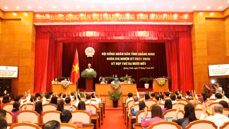 Quang cảnh kỳ họp lần thứ 31 Hội đồng nhân dân tỉnh Quảng Ninh khoá XIV, nhiệm kỳ 2021-2026.