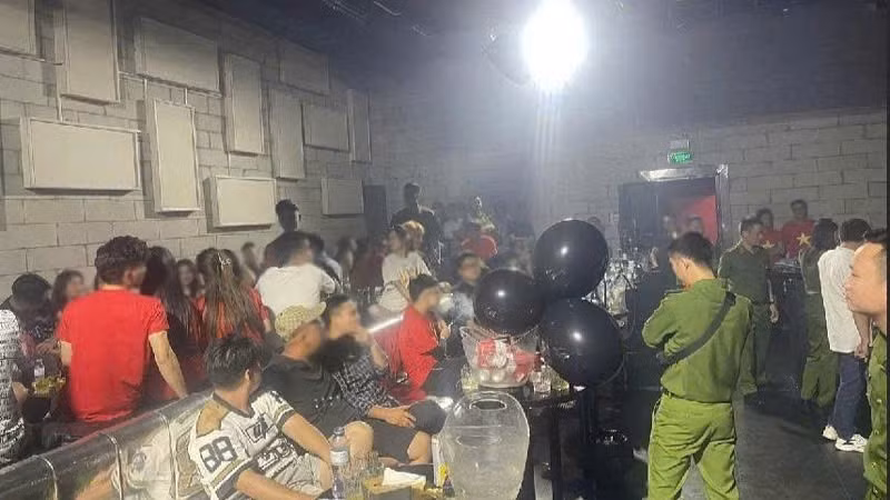 Lực lượng chức năng kiểm tra tại cơ sở Coca Club. (Ảnh: QUỐC XÃ)