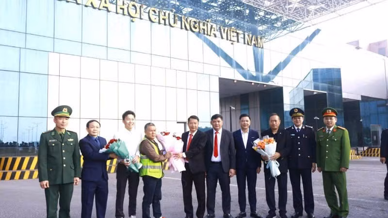 Lãnh đạo phường Móng Cái 1 và các lực lượng chức năng tại cửa khẩu Bắc Luân 2 tặng hoa chúc mừng doanh nghiệp.