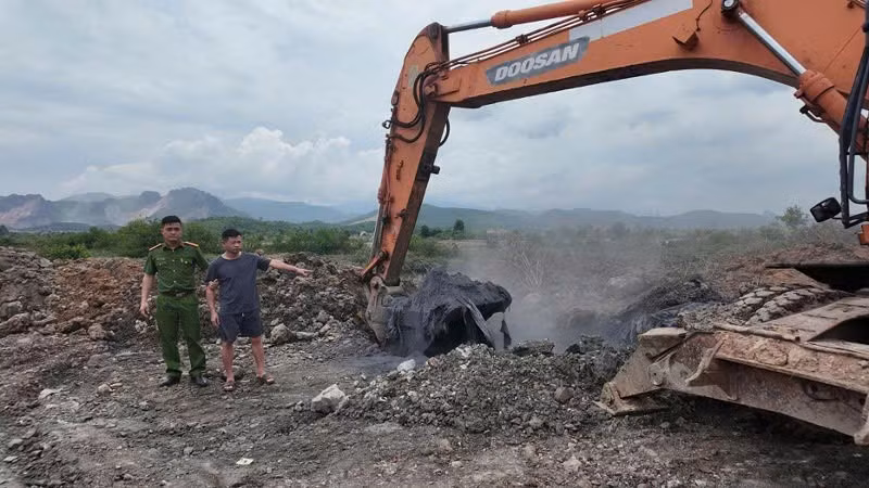 Đối tượng Trần Văn Trung chỉ chỗ chôn lấp hàng trăm tấn rác thải công nghiệp nguy hại. (Ảnh: QUỐC XÃ)