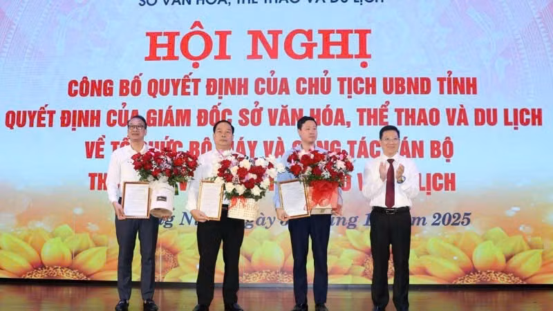 Lãnh đạo Sở Văn hóa, Thể thao và Du lịch trao quyết định cho Giám đốc Trung tâm Huấn luyện và thi đấu thể thao tỉnh Quảng Ninh; Giám đốc Nhà hát Nghệ thuật tỉnh Quảng Ninh; Giám đốc Bảo tàng-Thư viện tỉnh Quảng Ninh. 