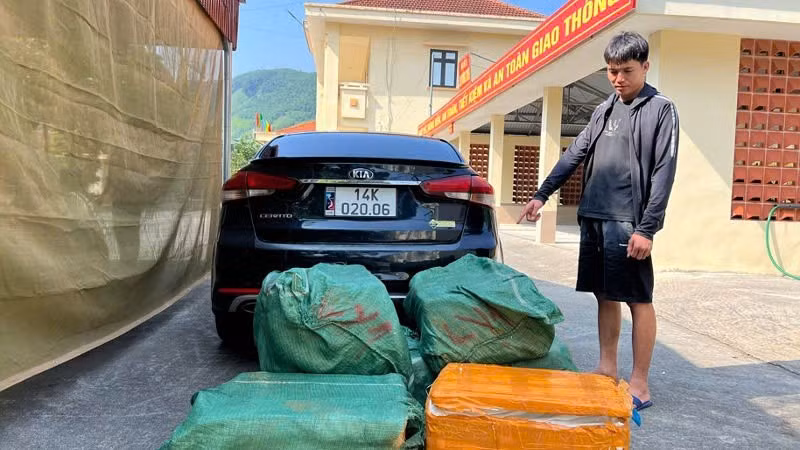 Đối tượng Phạm Văn Đạt cùng số nầm lợn đông lạnh không rõ nguồn gốc. (Ảnh: Quang Thọ)