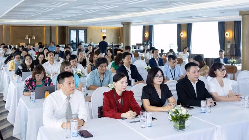 Các đại biểu tại tọa đàm.