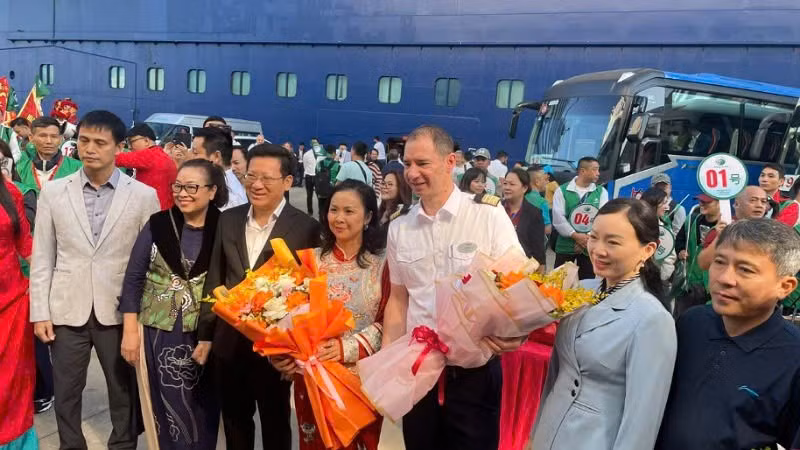 Đại diện lãnh đạo Sở Văn hóa, Thể thao và Du lịch Quảng Ninh tặng hoa các du khách đến từ thành phố Bắc hải (Trung Quốc).