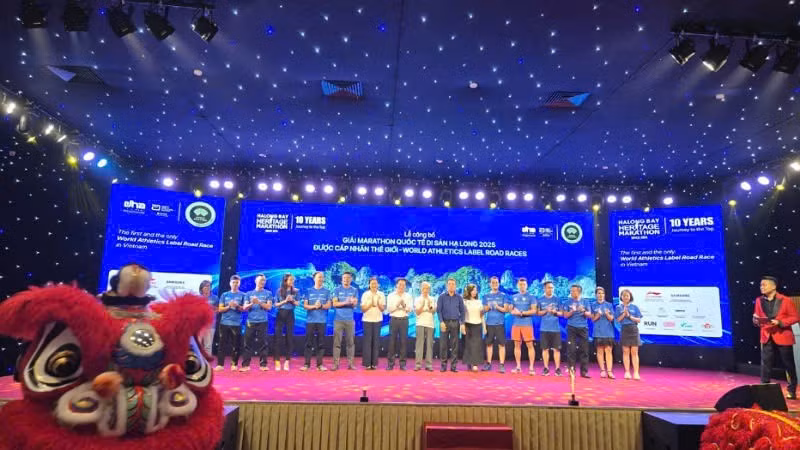 Các đại biểu chụp ảnh lưu niệm tại Lễ công bố Giải Marathon quốc tế Di sản Hạ Long được cấp Nhãn thế giới.