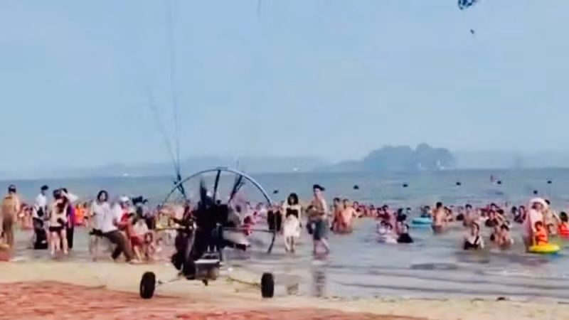Dù lượn gặp sự cố khi cất cánh tại khu vực có đông người dân và du khách. (Ảnh cắt ra từ clip do người dân quay lại)