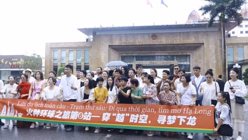 Đoàn khách du lịch Trung Quốc chụp ảnh lưu niệm tại Cửa khẩu quốc tế Móng Cái, Quảng Ninh.