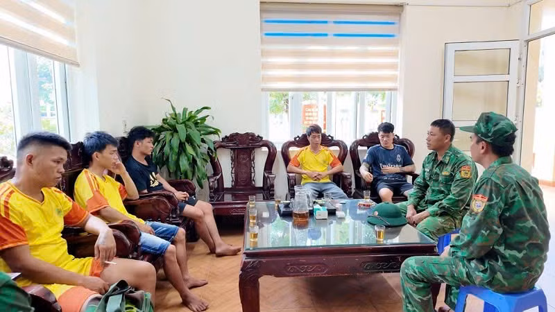 5 thuyền viên đầu tiên được cứu sống đưa về Trạm kiểm soát Biên phòng Nam Hải (Đồn Biên phòng Cô Tô) và được chăm sóc sức khỏe và bố trí nơi ăn, nghỉ. (Ảnh Trung tâm Cung ứng dịch vụ đặc khu Cô Tô)