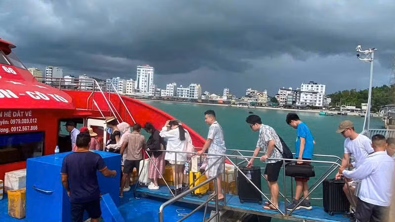 Đặc khu Cô Tô phối hợp với các hãng tàu bố trí phương tiện đưa du khách vào bờ tránh bão số 1 an toàn.