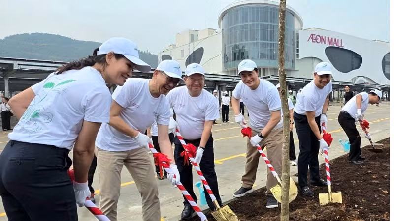 Các đại biểu tham gia trồng cây tại sự kiện. (Ảnh: QUANG THỌ)