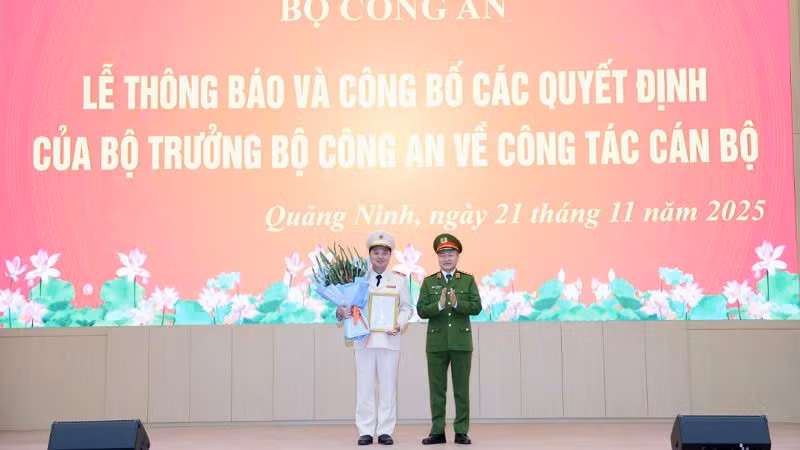 Thượng tướng Nguyễn Ngọc Lâm, Thứ trưởng Công an tặng hoa chúc mừng Thiếu tướng Nguyễn Tiến Trung, Giám đốc Công an tỉnh Quảng Ninh.
