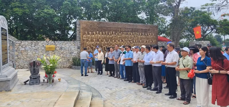 Đoàn đại biểu Hội Nhà báo tỉnh Quảng Ninh thắp hương tại ngôi Trường dạy làm báo Huỳnh Thúc Kháng ở huyện Đại Từ (tỉnh Thái Nguyên).