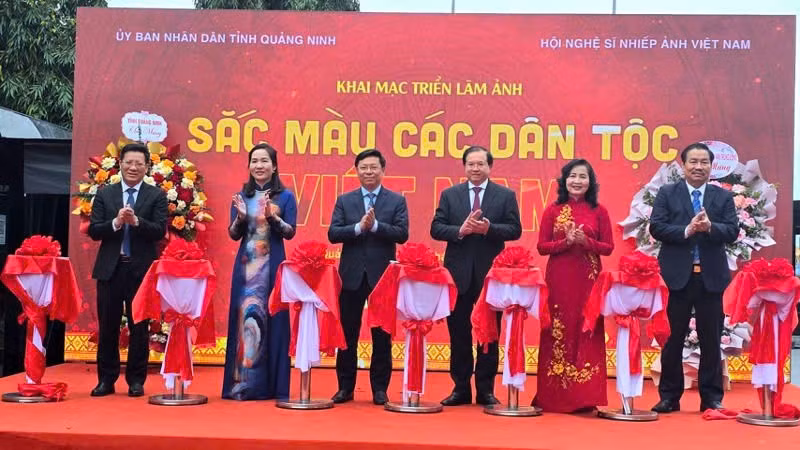 Các đại biểu cắt băng khai mạc Triển lãm ảnh nghệ thuật với chủ đề “Sắc màu các dân tộc Việt Nam”.