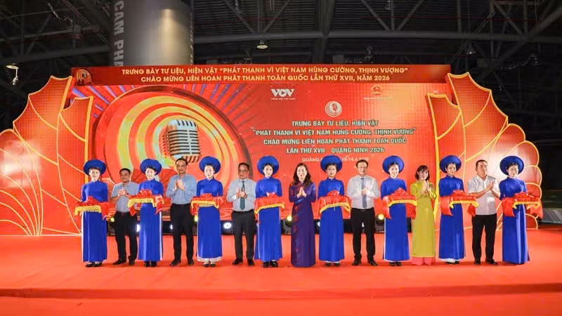 Các đại biểu cắt băng khai mạc trưng bày tư liệu, hiện vật mang chủ đề "Phát thanh vì Việt Nam hùng cường, thịnh vượng".