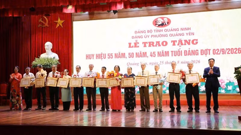 Lãnh đạo phường Quảng Yên trao Huy hiệu Đảng cho các đảng viên. (Ảnh: QUANG THỌ)
