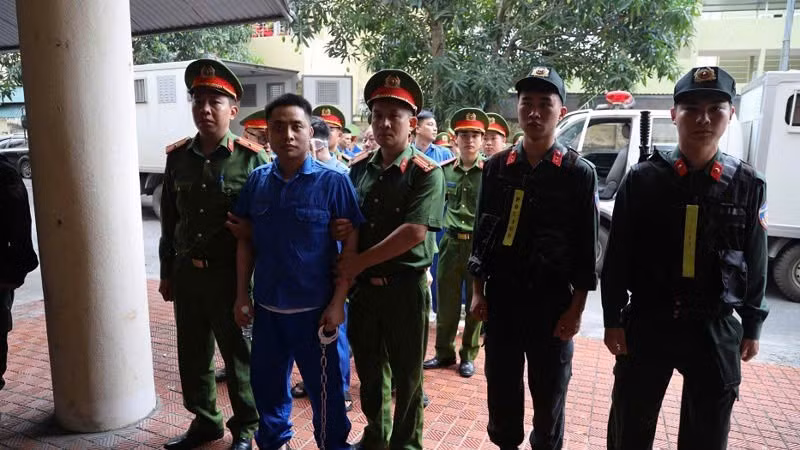Bị cáo Bùi Đình Khánh được lực lượng Công an dẫn giải đến Tòa án nhân dân tỉnh Quảng Ninh.