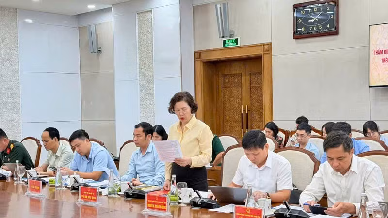 Lãnh đạo Sở Nội vụ báo cáo tóm tắt quá trình triển khai Đề án với Đoàn công tác.