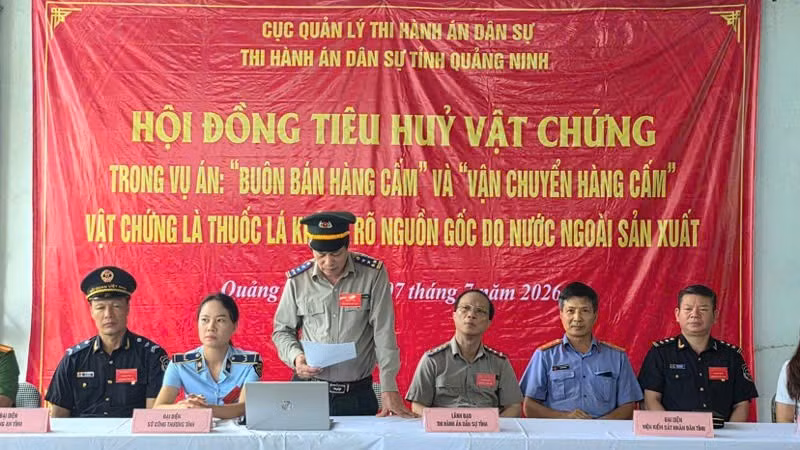 Hội đồng tiêu hủy vật chứng công bố quyết định tiêu hủy số thuốc lá điếu do nước ngoài sản xuất là tang vật vụ án.