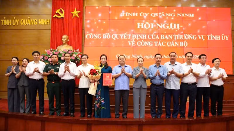 Ban Thường vụ Tỉnh ủy và Đảng ủy Ủy ban nhân dân tỉnh tặng hoa chúc mừng đồng chí Nguyễn Thị Hạnh.