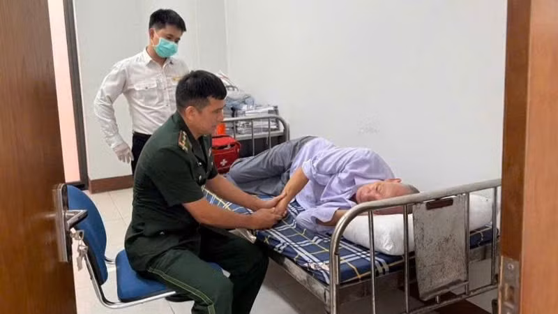 Bộ đội Biên phòng Quảng Ninh và phối hợp với kiểm dịch y tế quốc tế sơ cứu kịp thời nam hành khách người Trung Quốc. (Ảnh: Quang Thọ)