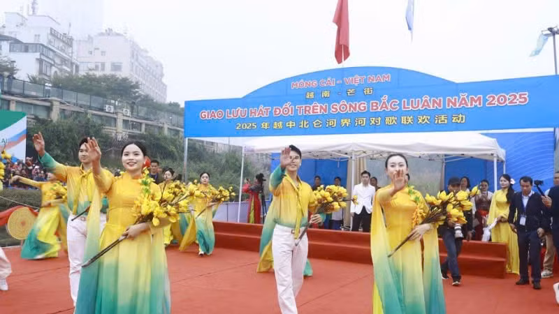 Giao lưu Hát đối trên sông biên giới Bắc Luân giữa thanh niên Móng Cái (Việt Nam) và thanh niên Đông Hưng (Trung Quốc) năm 2025.