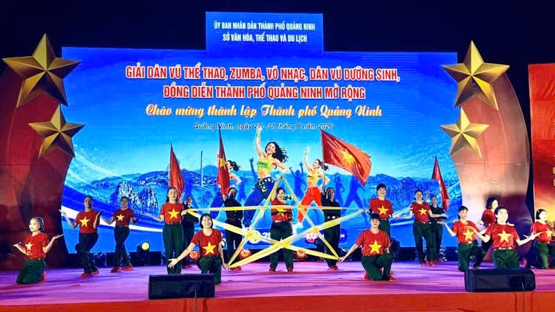 Chương trình nghệ thuật tại khai mạc Giải Dân vũ thể thao, Zumba, Võ nhạc, Dân vũ dưỡng sinh, đồng diễn thành phố Quảng Ninh mở rộng năm 2026. (Ảnh: Quang Thọ)