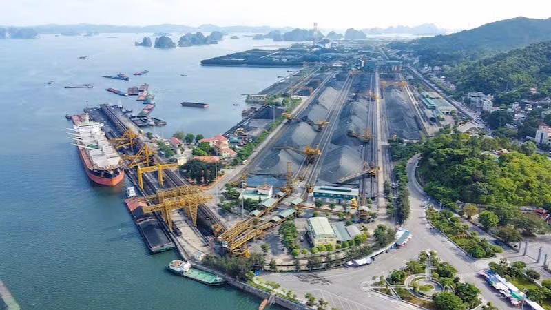 Toàn cảnh hệ thống dây chuyền bốc rót than của Công ty Tuyển than Cửa Ông-TKV. (Ảnh QUANG THỌ)