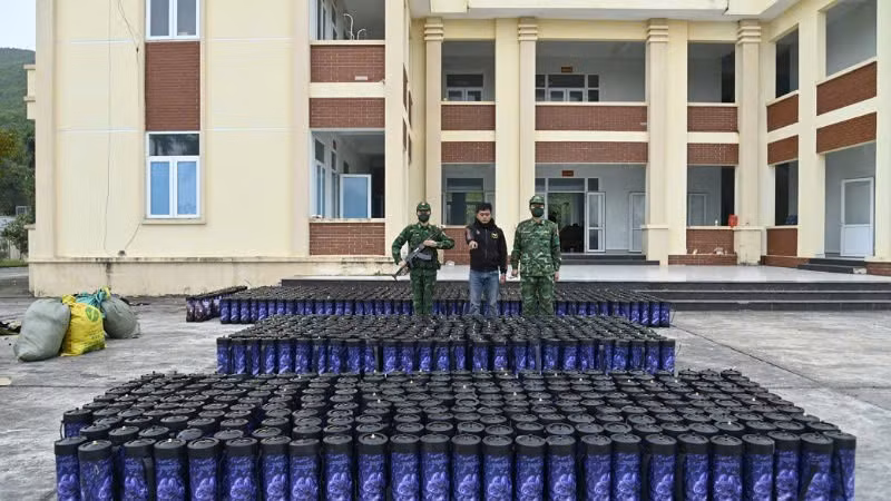 Đối tượng Đạt cùng tang vật.