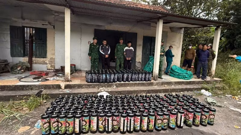 Các đối tượng cùng tang vật bị Bộ đội Biên phòng Quảng Ninh bắt giữ.