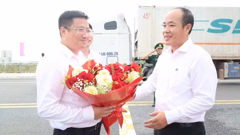 Lãnh đạo phường Móng Cái 1, Quảng Ninh (Việt Nam) chào đón đồng chí Tăng Duy Khang, Bí thư Thành ủy Đông Hưng (Trung Quốc). (Ảnh: Quang Thọ)