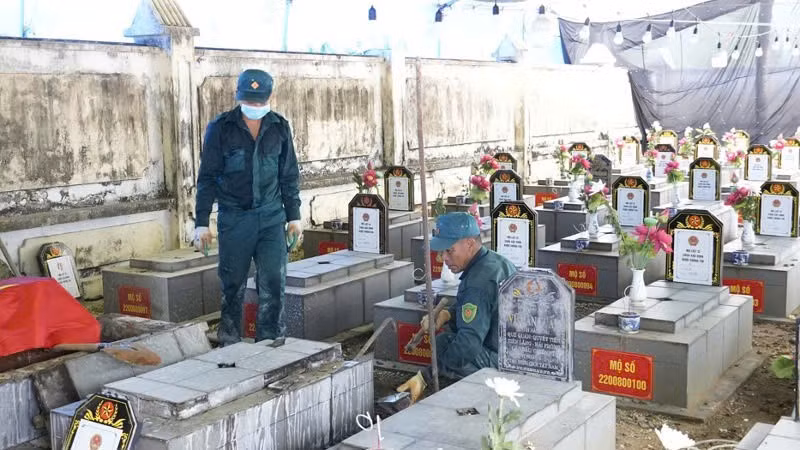 Tổ chức lấy mẫu xác định danh tính liệt sĩ tại nghĩa trang ở phường Uông Bí.