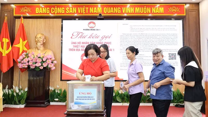 Nhiều tập thể, cá nhân trên địa bàn phường Móng Cái 1 ủng hộ người dân bị thiệt hại do bão số 1 gây ra.