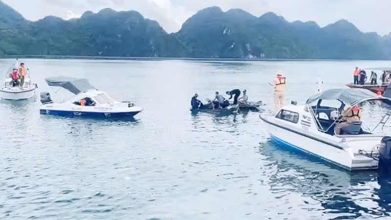 Lực lượng cứu hộ, cứu nạn đưa thi thể nạn nhân cuối cùng trong vụ lật sà lan HP4914 lên bờ.