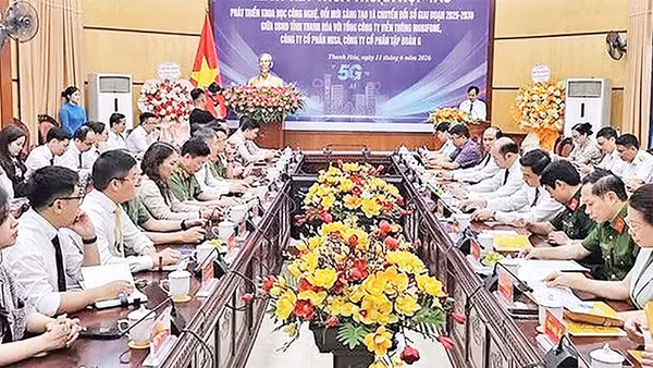 Lễ ký kết thỏa thuận hợp tác giữa Ủy ban nhân dân tỉnh Thanh Hóa với ba tập đoàn, doanh nghiệp (Ảnh ML)