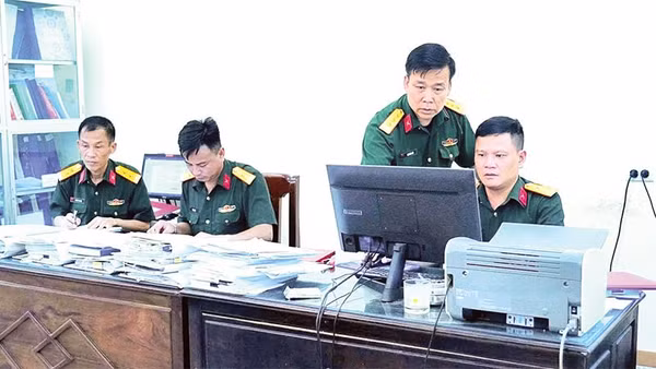 Cán bộ, chiến sĩ Bộ Chỉ huy Quân sự tỉnh rà soát, tổng hợp thông tin phục vụ tìm kiếm, quy tập và xác định danh tính hài cốt liệt sĩ (Ảnh BÍCH THU)