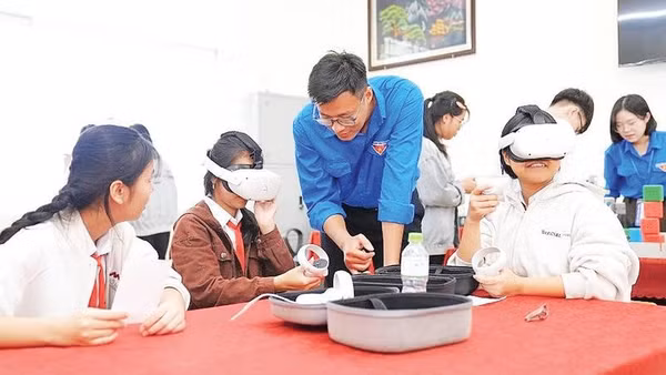 Học sinh xã biên giới Hướng Phùng lần đầu tiên được trải nghiệm thiết bị thực tế ảo trong khuôn khổ ngày hội “Bình dân học vụ số”.