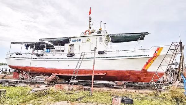 Tàu KN-701-NA được đưa lên để sửa chữa.