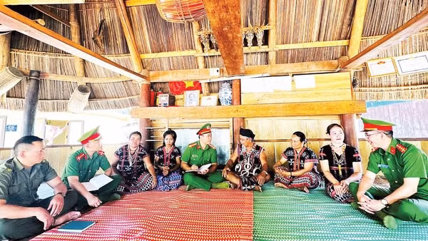 Công an xã A Vương, thành phố Đà Nẵng tuyên truyền chính sách, pháp luật cho đồng bào Cơ Tu tại địa phương.