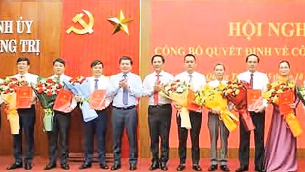 Lãnh đạo tỉnh Quảng Trị trao quyết định và tặng hoa các cán bộ được điều động, phân công, chỉ định nhiệm vụ (Ảnh HƯƠNG GIANG)