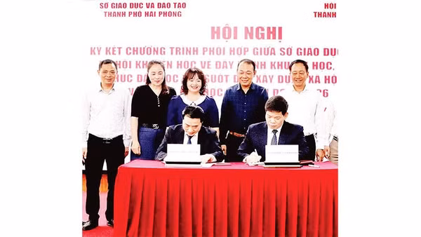 Lễ ký chương trình phối hợp đẩy mạnh công tác khuyến học, khuyến tài, xây dựng.